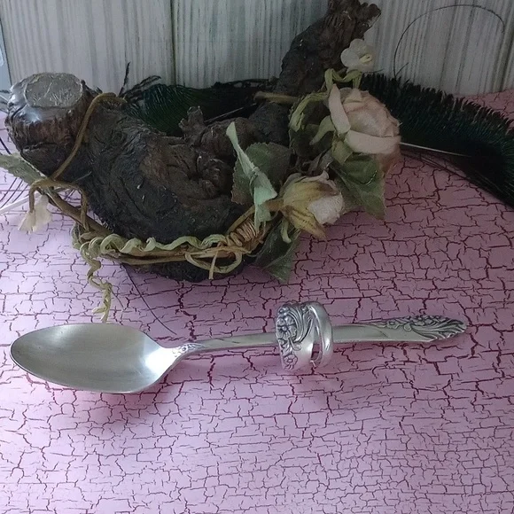 Spoon ring upcycled from a vintage spoon - Picture 2 of 3